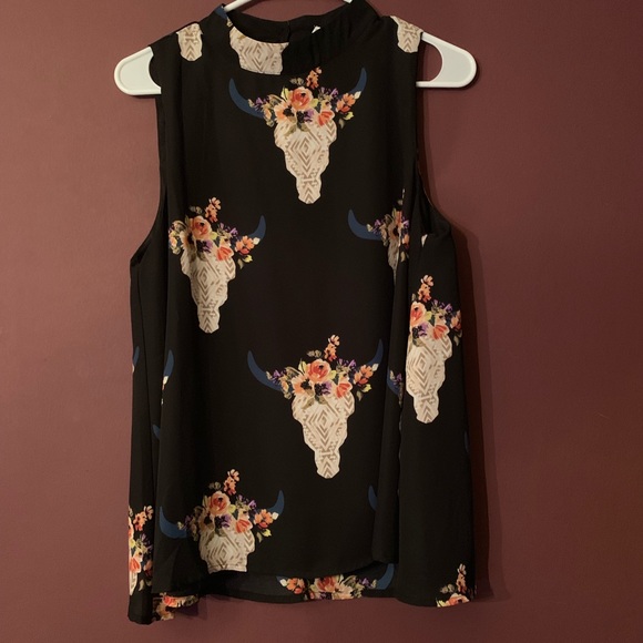 Peach Love California Tops - Women’s medium sleeveless tank w/cow skull detail